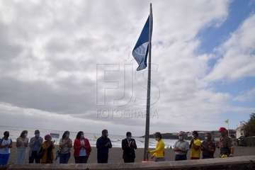 Izado de la bandera azul en Hoya del Pozo (foto TA/Francisco Javier Santana)